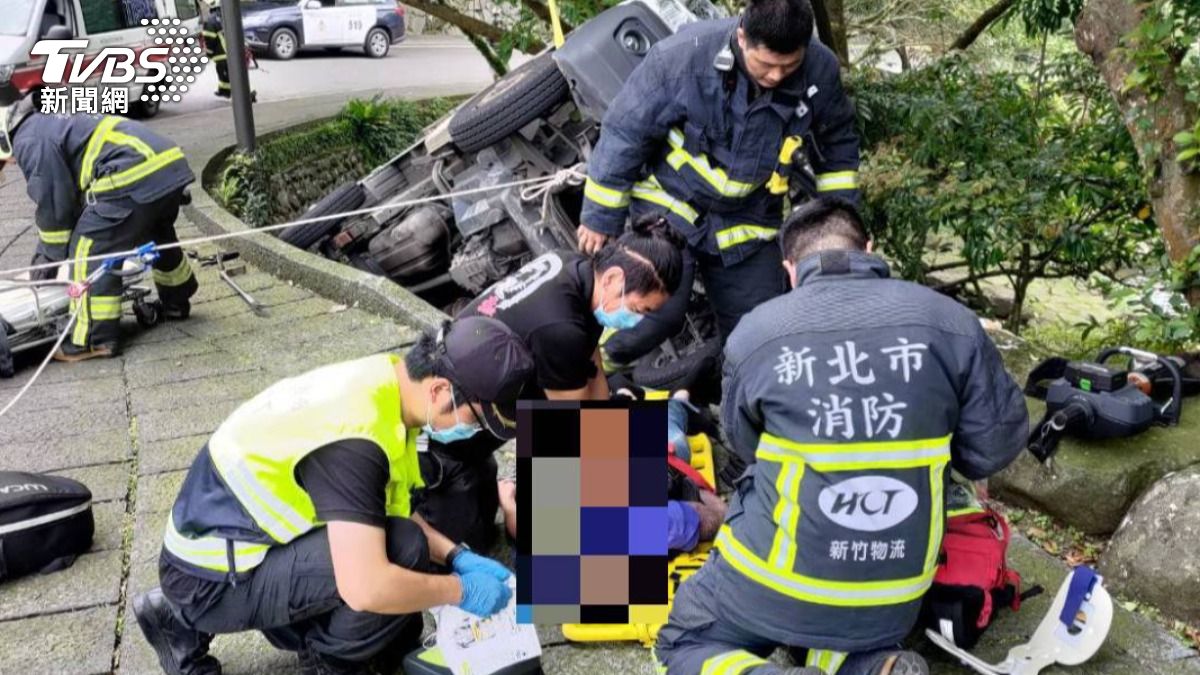 法鼓山意外!司機下車問路忘拉手剎車 連人帶車翻覆受困無心跳送醫