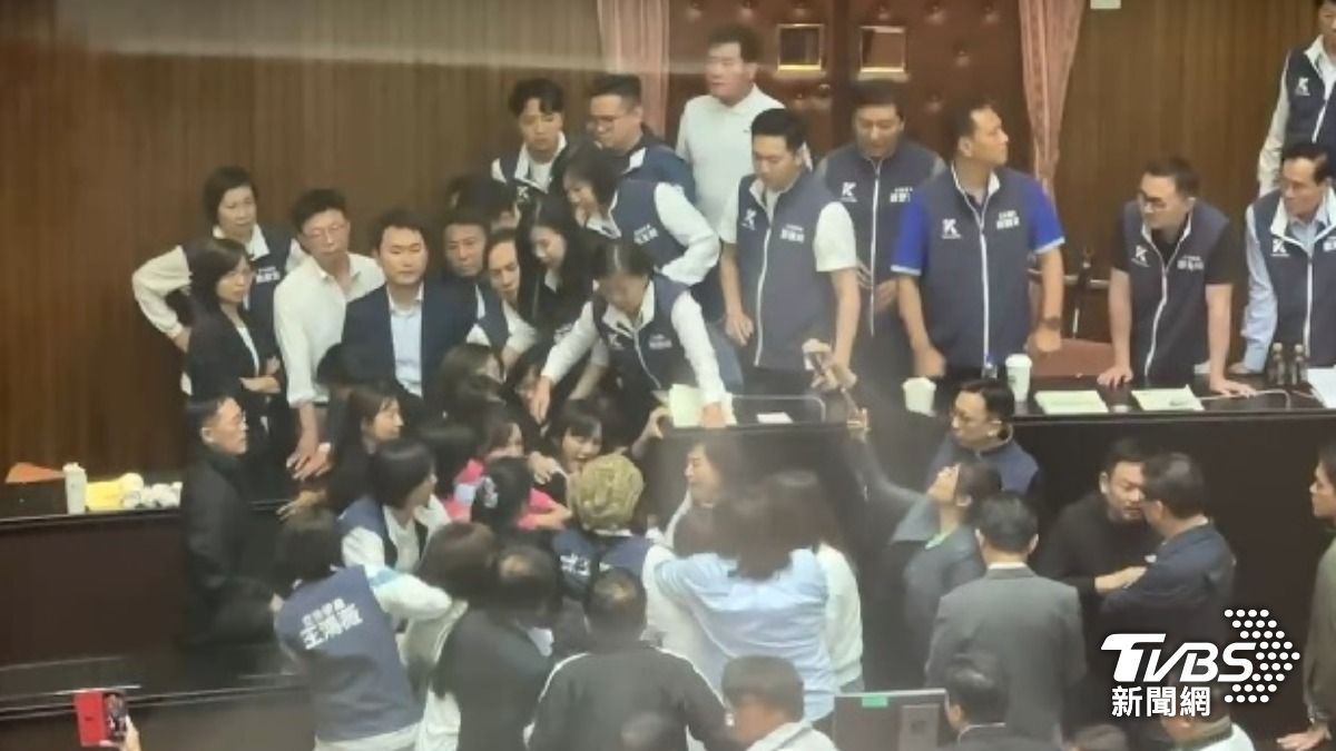 黃捷大吼,「不要拉我!」(圖/TVBS)