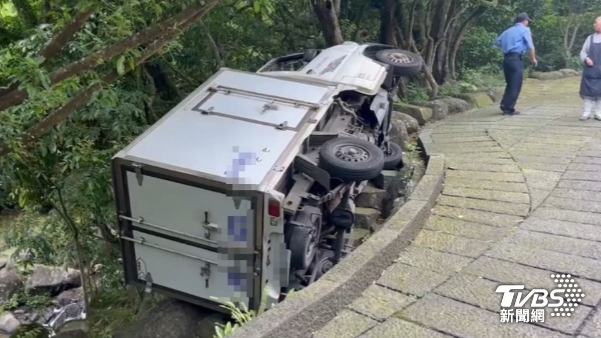 忘拉「手煞車」 司機企圖跳到駕駛座 不幸連車帶人滑落邊坡遭貨車壓命危