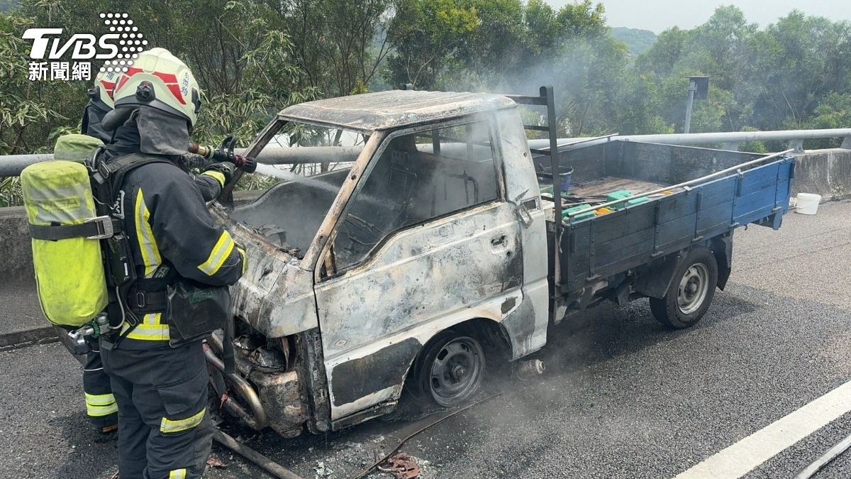 國1小貨車起火燃燒!車頭全毀 73歲駕駛棄車報案