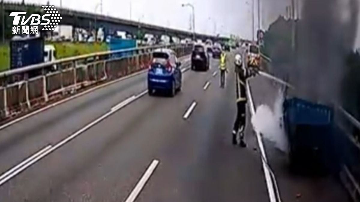 國1小貨車起火燃燒。(圖/TVBS)