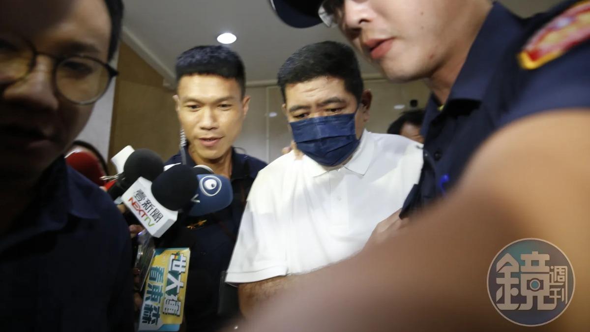 狼爪伸到縣議會!NONO熊抱揉胸女工作人員 噁喊:跟我X砲很爽