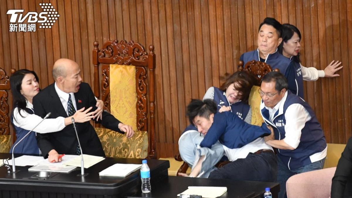立院亂鬥10立委遭起訴 鍾佳濱擒抱陳菁徽卻沒事?葉元之曝原因
