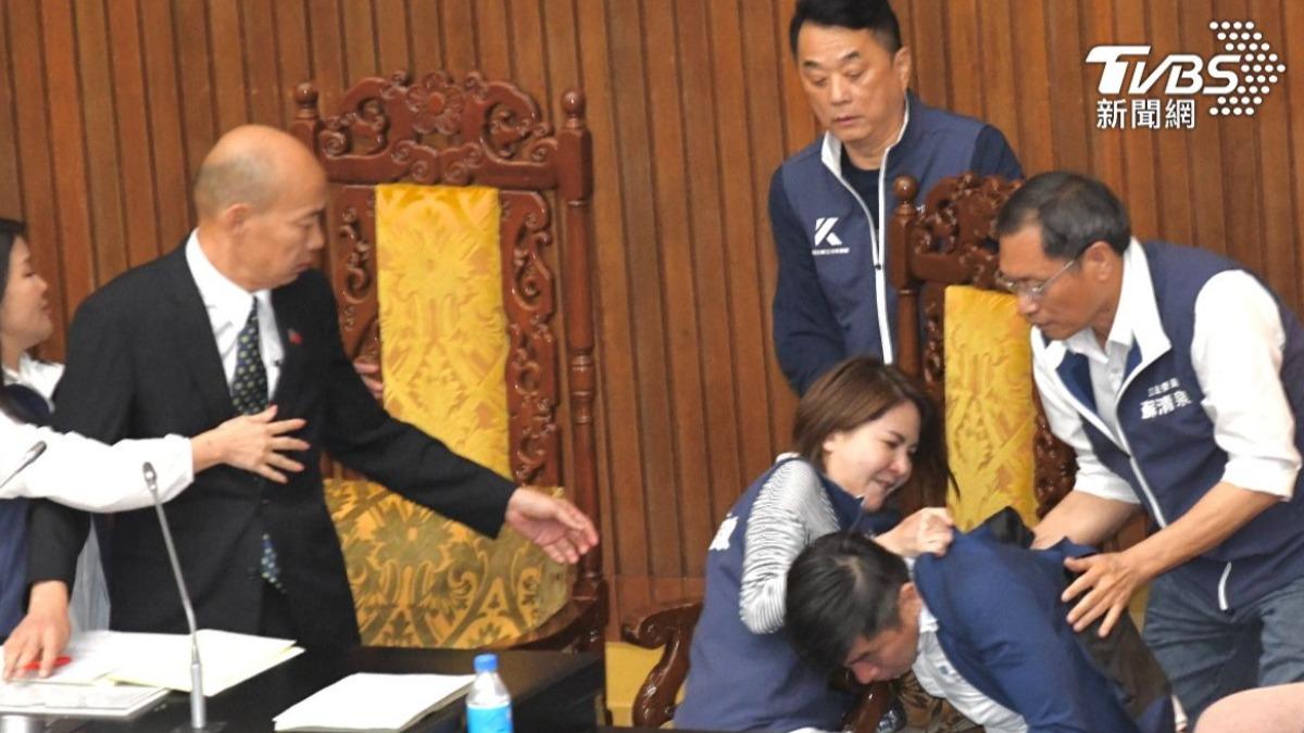 立法院上演表決大戰,鍾佳濱企圖衝上主席台,被陳菁徽擋下。(圖/胡瑞麒攝)