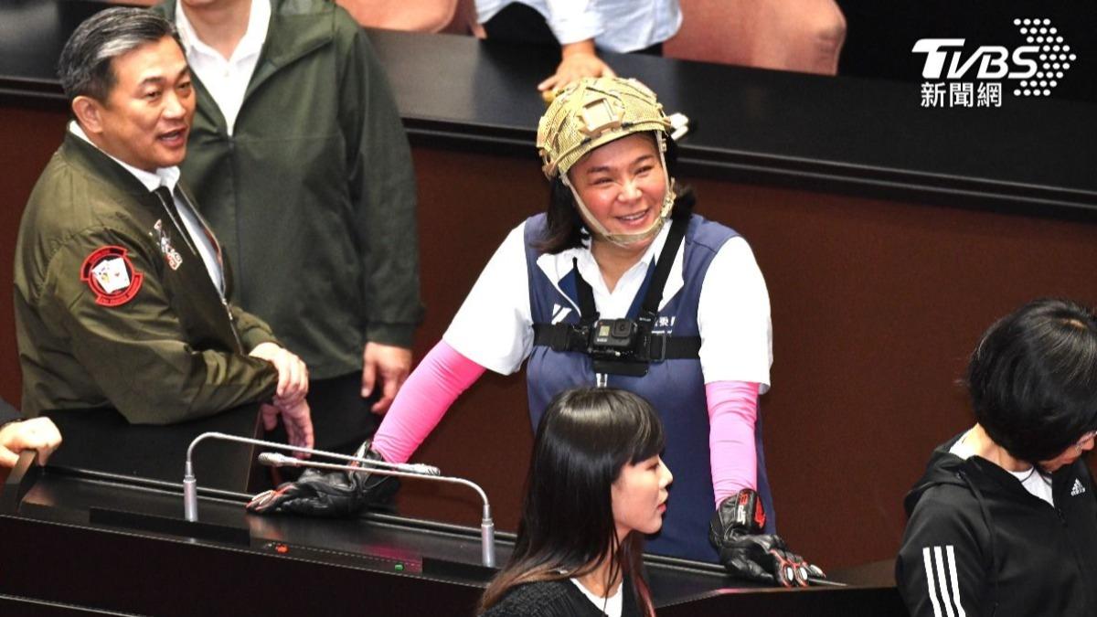 立院爆發衝突,立委陳玉珍全副武裝。(圖/胡瑞麒攝)