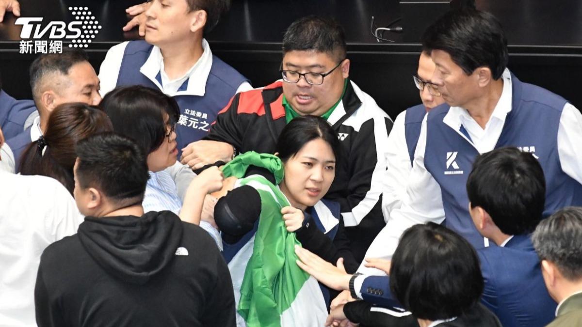 徐巧芯秀民進黨黨旗挑釁綠營,與蔡易餘及王美惠搶成一團。(圖/胡瑞麒攝)