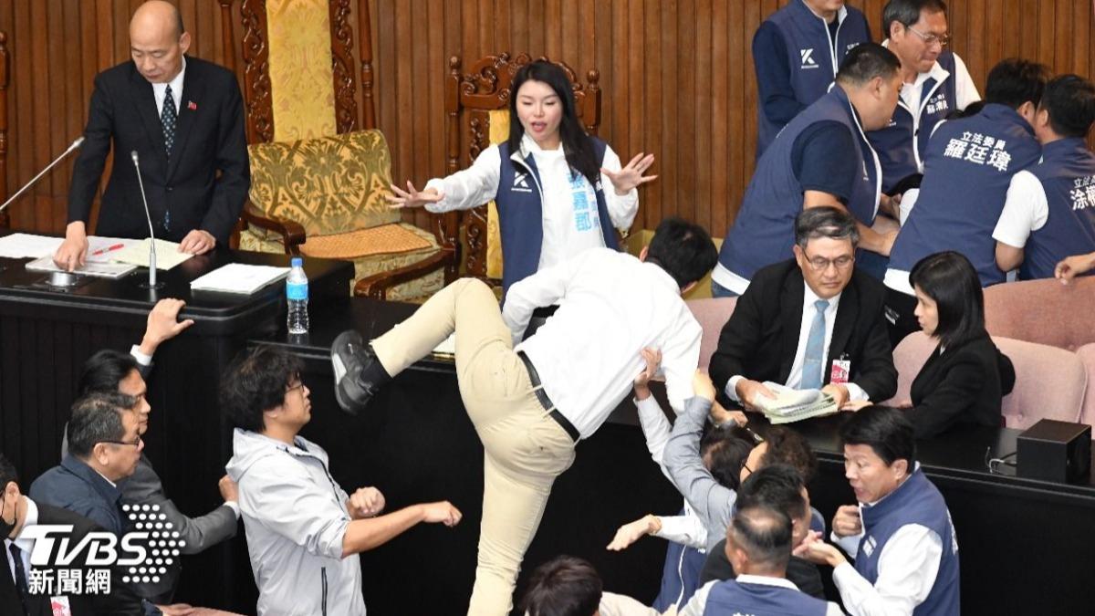 立法院爆發衝突,立委郭國文欲跳上主席台。(圖/胡瑞麒攝)