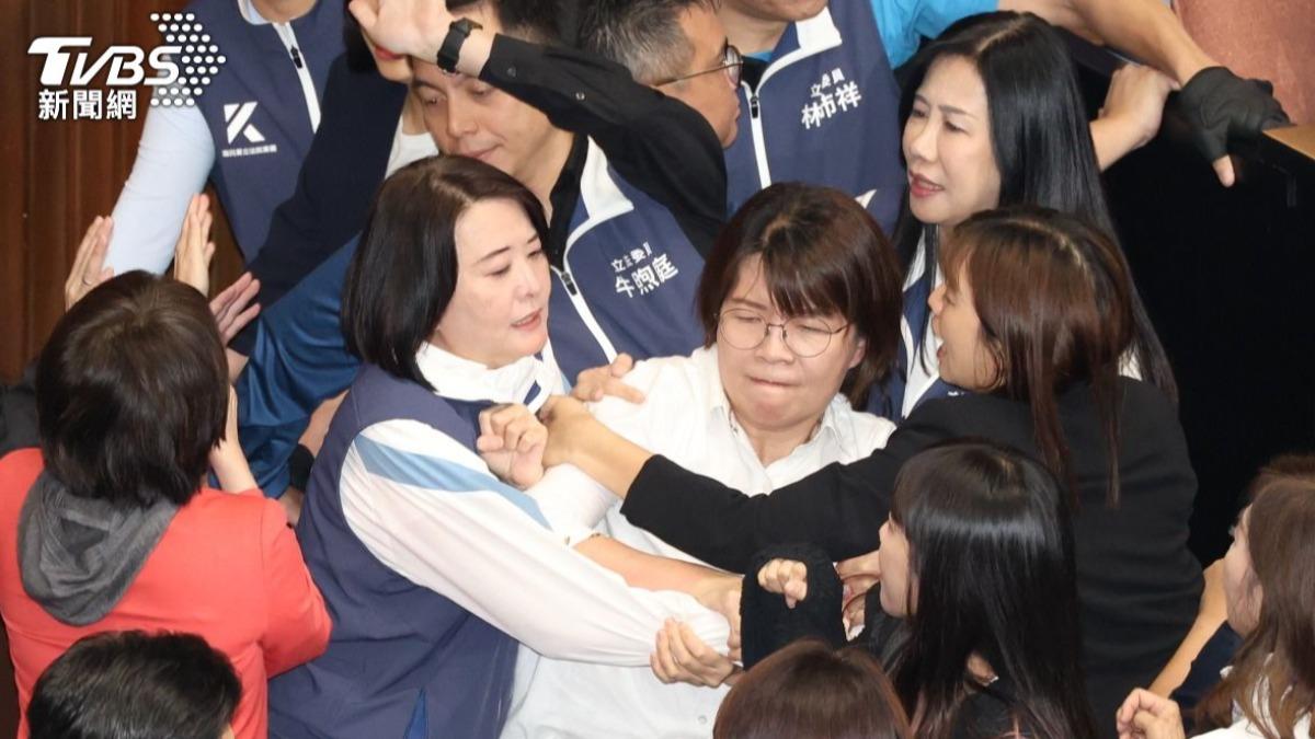立法院爆發衝突,現場女性立委發生推擠。(圖/葉志明攝)