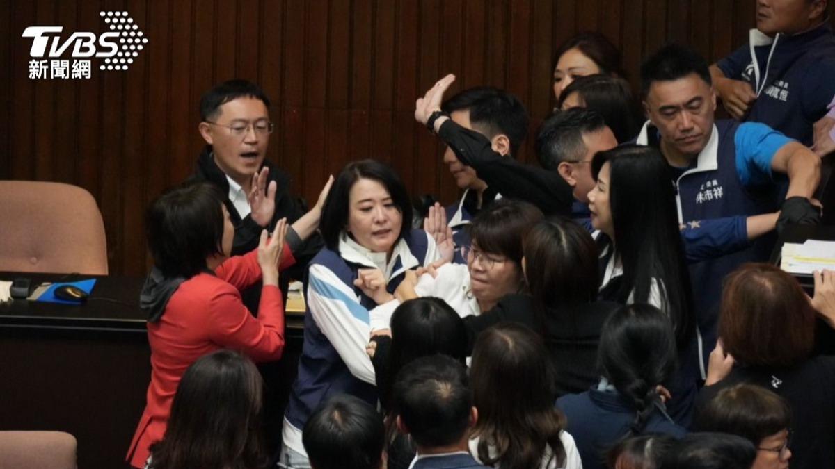 國民黨立委王鴻薇與民進黨立委發生衝突。(圖/區國強攝)