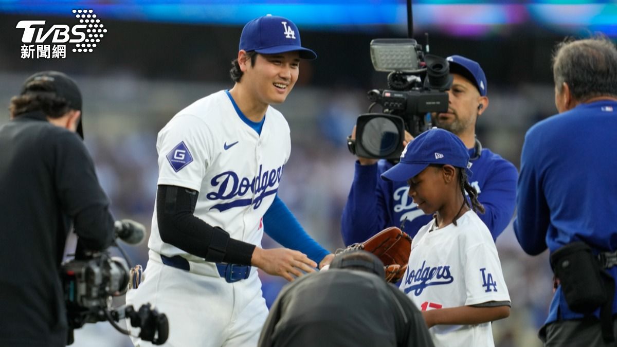 大谷翔平和阿爾貝托是道奇隊17日比賽的開球搭檔。(圖/達志影像美聯社)