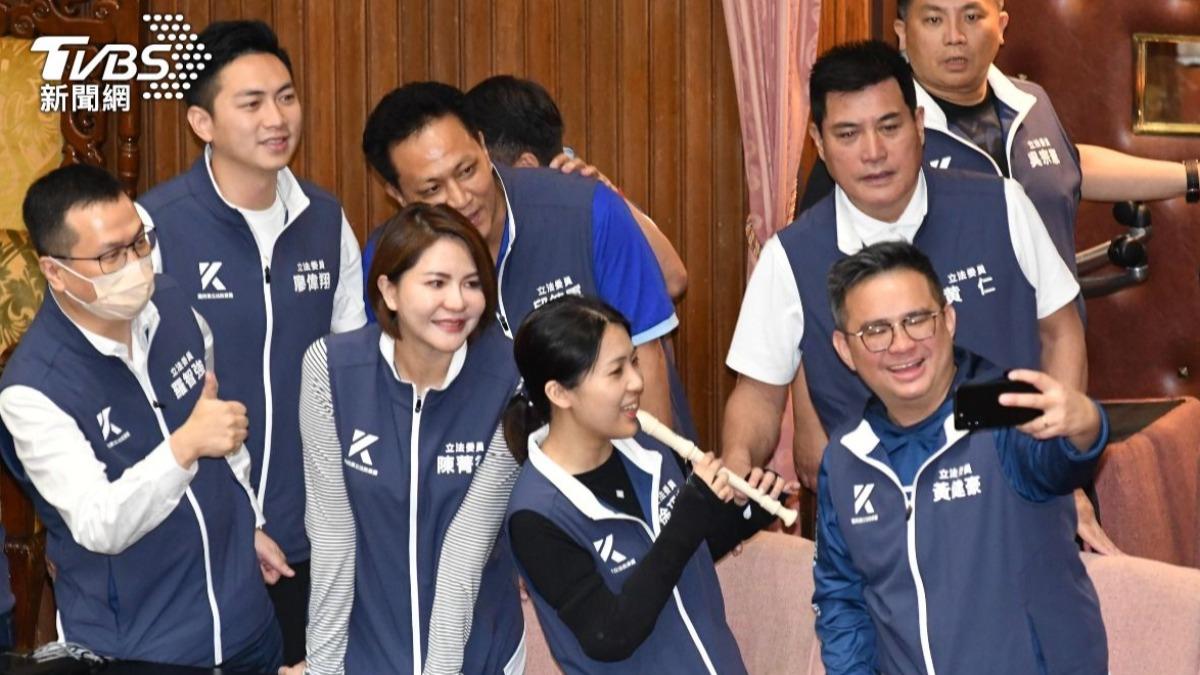 國民黨立委徐巧芯拿出笛子吹奏國歌。(圖/TVBS)