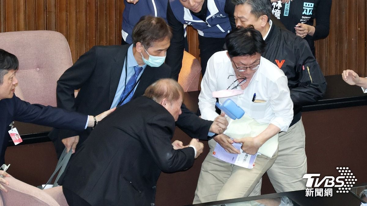 郭國文搶立法院秘書長的文件,秘書長眼鏡噴飛。(圖/葉志明攝)