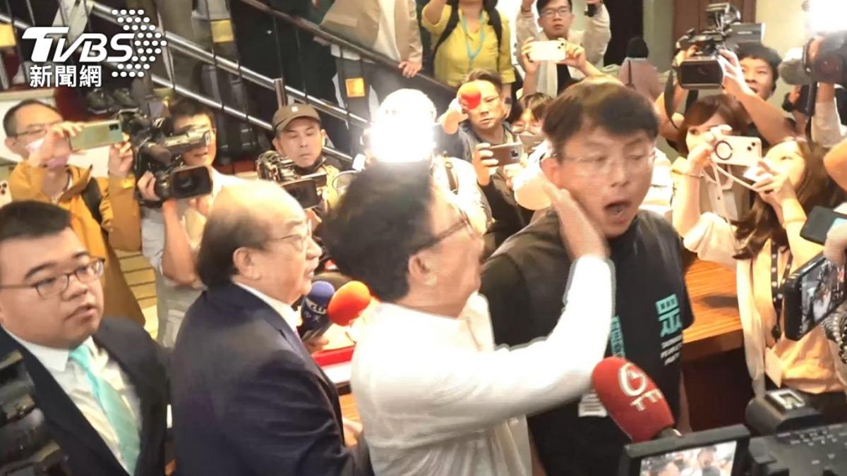 郭國文掌摑黃國昌。(圖/TVBS)