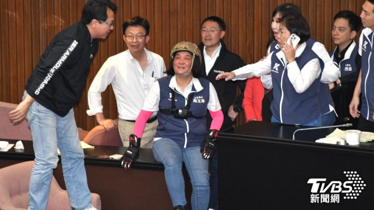 立委邱志偉試圖跳攻主席台。(圖/胡瑞麒攝)
