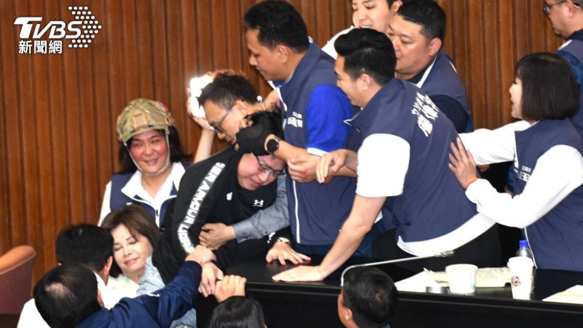 立委邱志偉試圖跳攻主席台被阻攔。(圖/胡瑞麒攝)