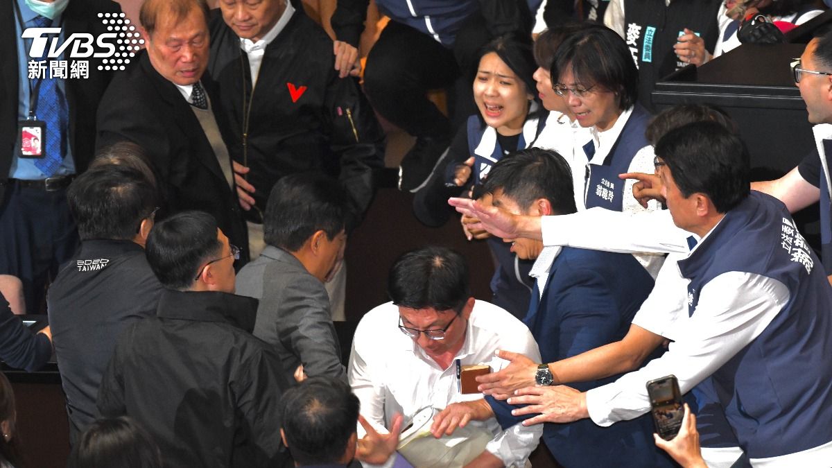民進黨立委郭國文搶走立法院秘書長周萬來文件。（圖/胡瑞麒攝）