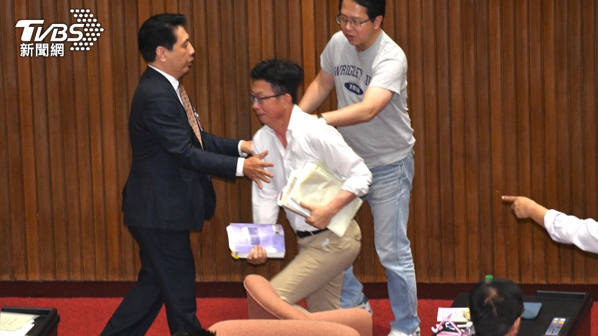 民進黨立委郭國文搶走立法院秘書長周萬來文件。（圖/胡瑞麒攝）