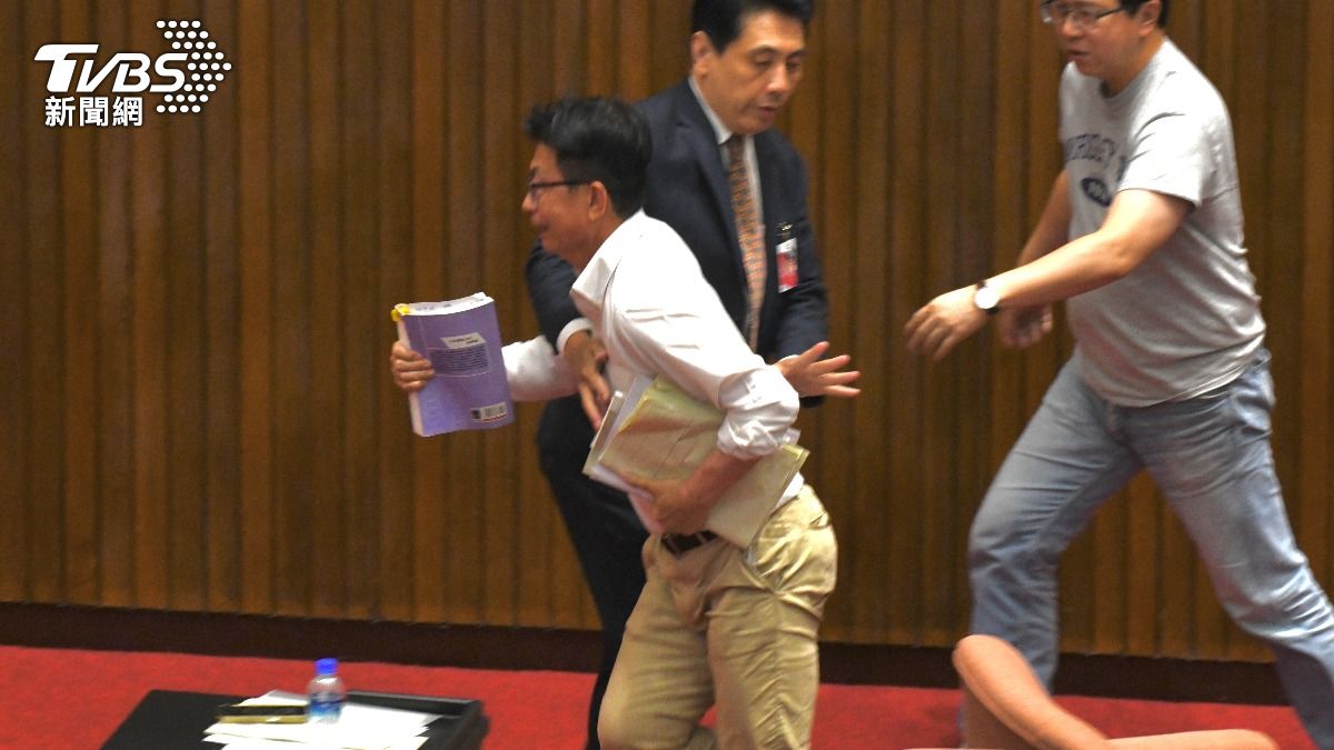 民進黨立委郭國文搶走立法院秘書長周萬來文件。（圖/胡瑞麒攝）