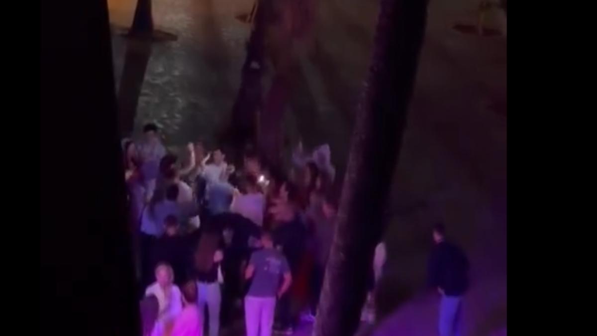 西班牙旅遊景點馬略卡島居民拍下,大批遊客在酒吧外持續狂歡,絲毫不顧當時已是凌晨。(圖/翻攝自X @Avvpmaritim)