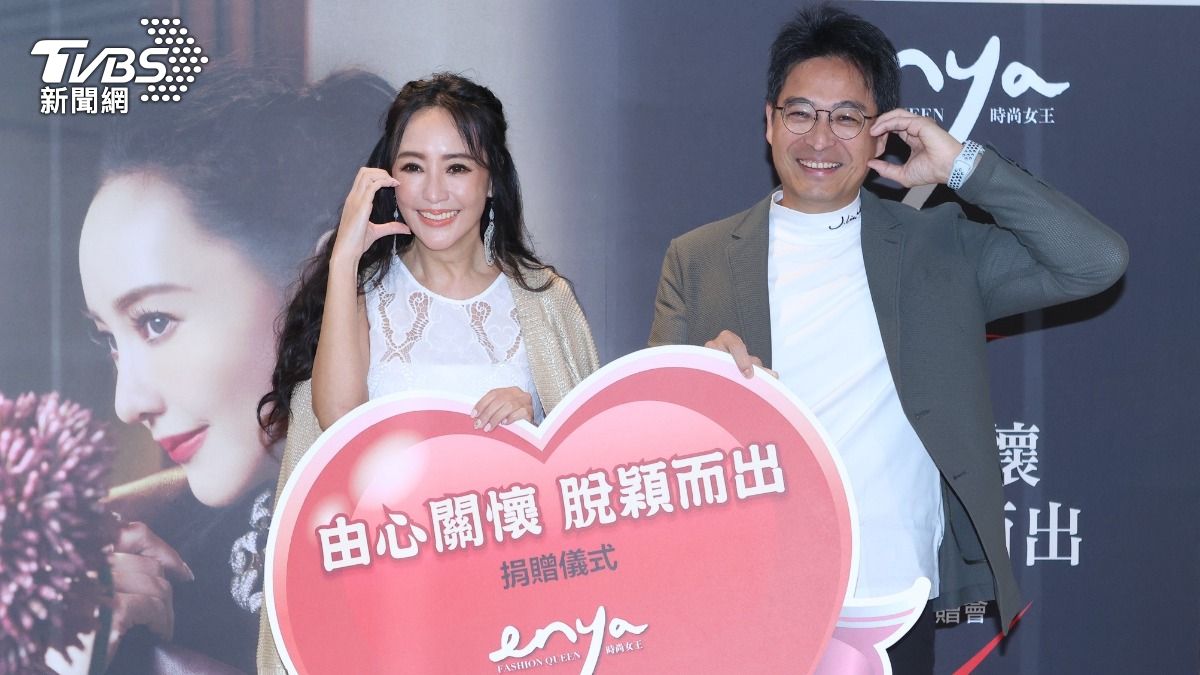 關穎(左)難得賣萌比愛心,笑說都是女兒教的。(圖/陳薈涵攝)