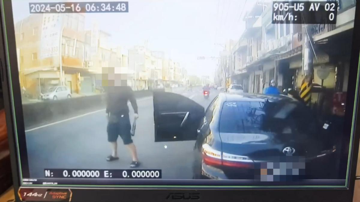 站牌違停被按喇叭腦羞!男持鐵棍下車叫囂 公車司機和乘客嚇壞