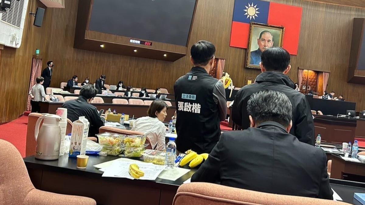 黃捷爆「吃民進黨團香蕉」 張啓楷喊冤:賴惠員請我吃的