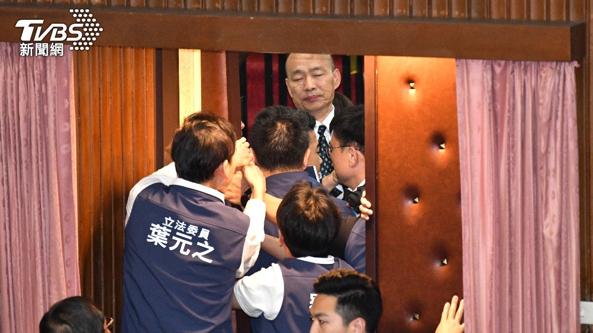 韓國瑜一度被擋在議場後門無法進去主持議會,神情相當無奈。(圖/胡瑞麒攝)
