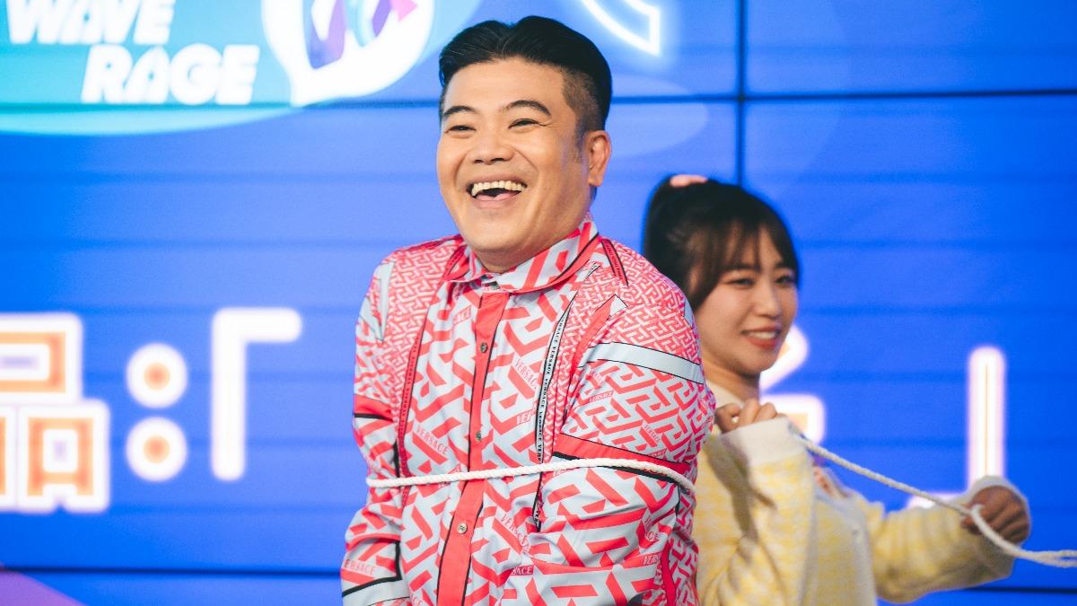 馬國畢客串演出選秀評審，配合鄭茵聲的表演。（圖／公視台語台、華視提供）