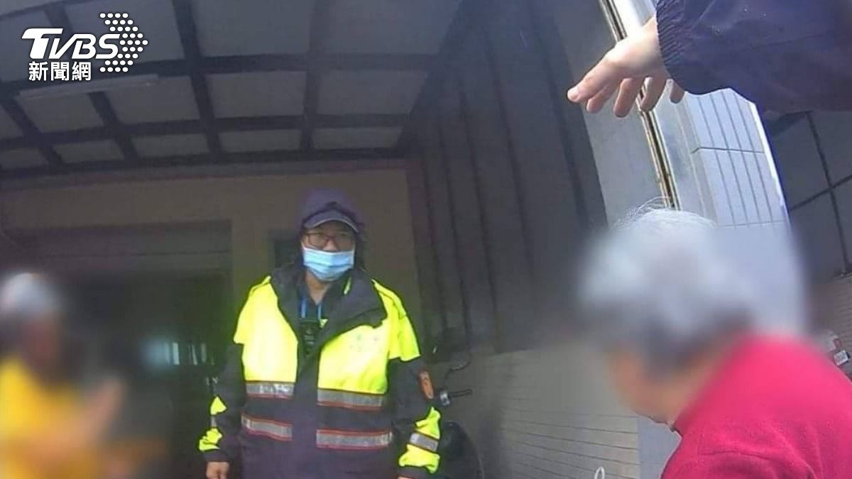 雲林失智婦鬧離家!想去台南「找往生兒」 暖警耐心安撫還幫擋雨
