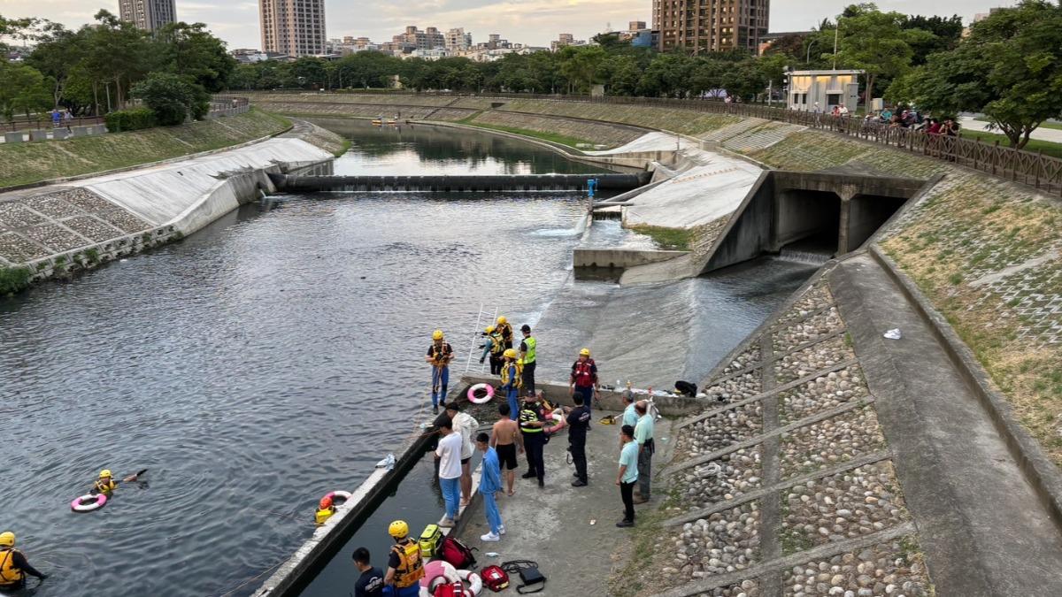 高中鄭姓高三生,於大里區中投東路三段福德宮旁河堤落水。(圖/民眾提供)