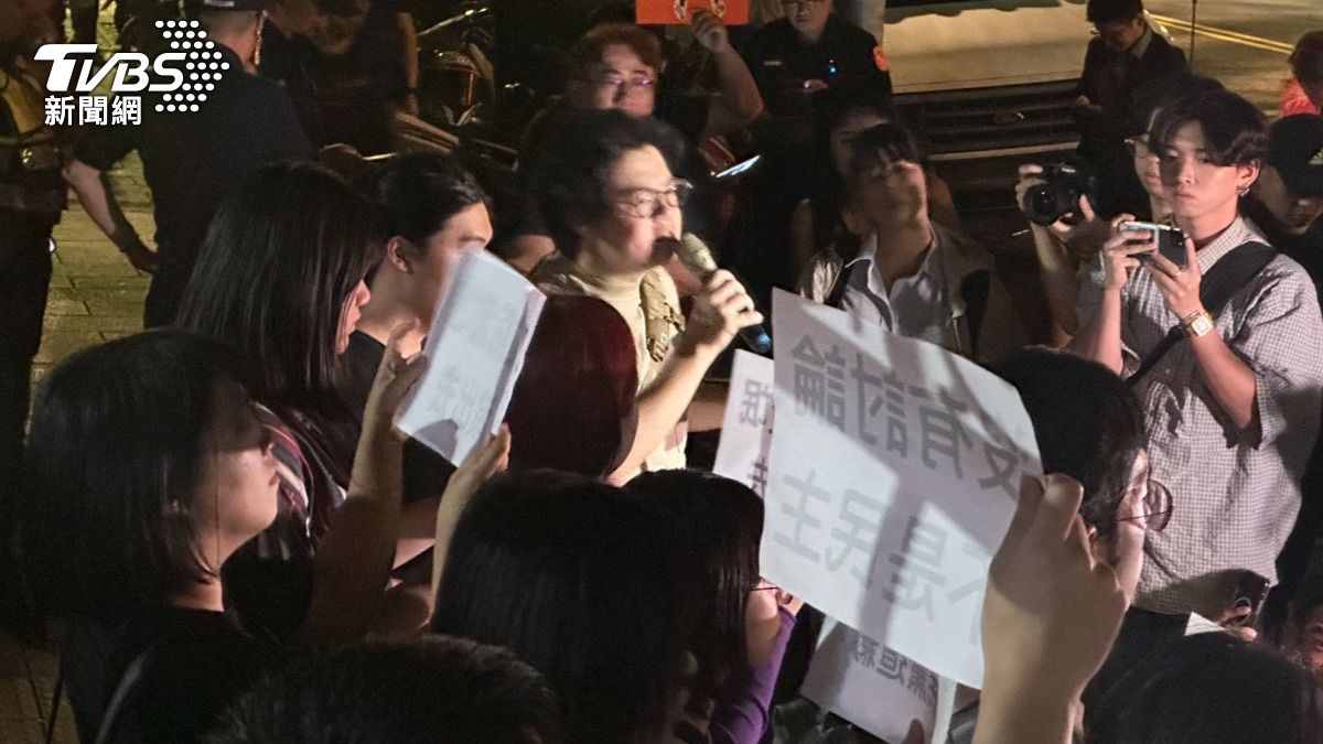 青年學生更聚集立院外,高喊「譴責歧視暴力」要藍營道歉。(圖/區國強攝影)