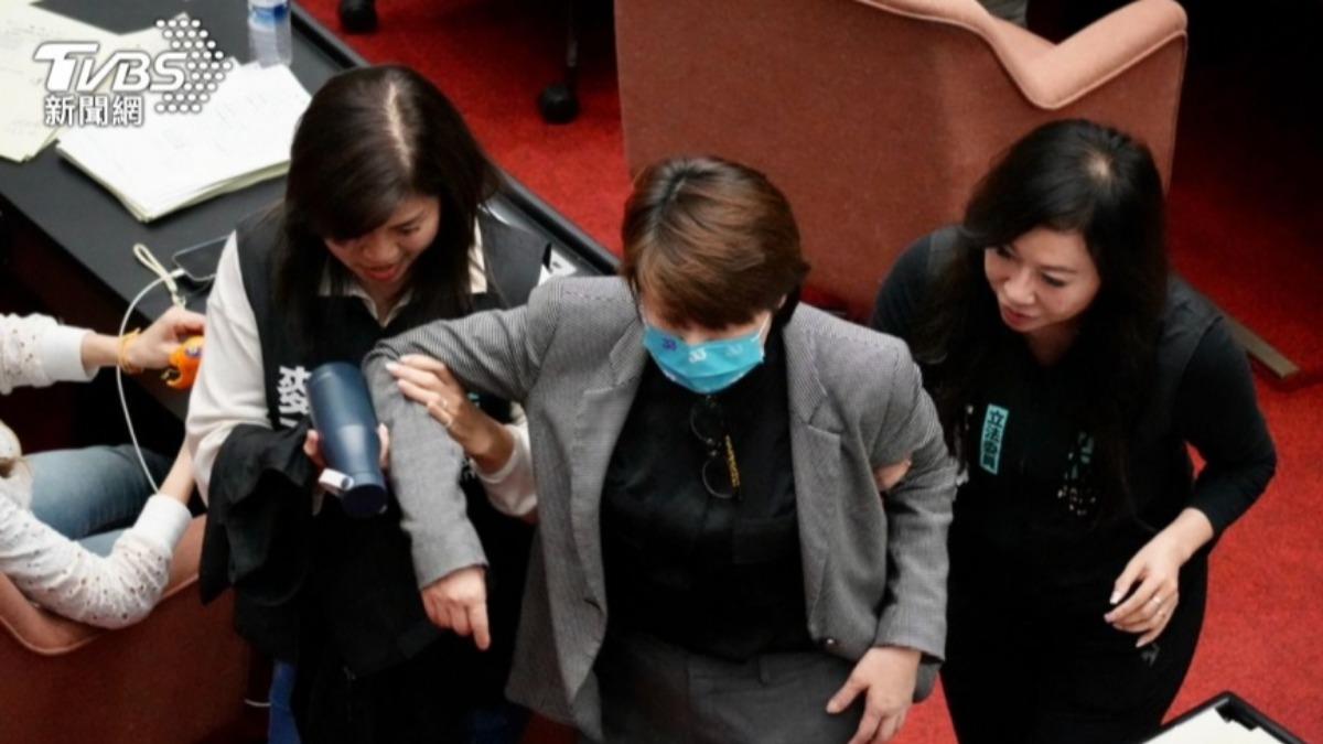 黃珊珊疑身體不適，黨籍立委攙扶下離開議場。（圖／區國強攝）