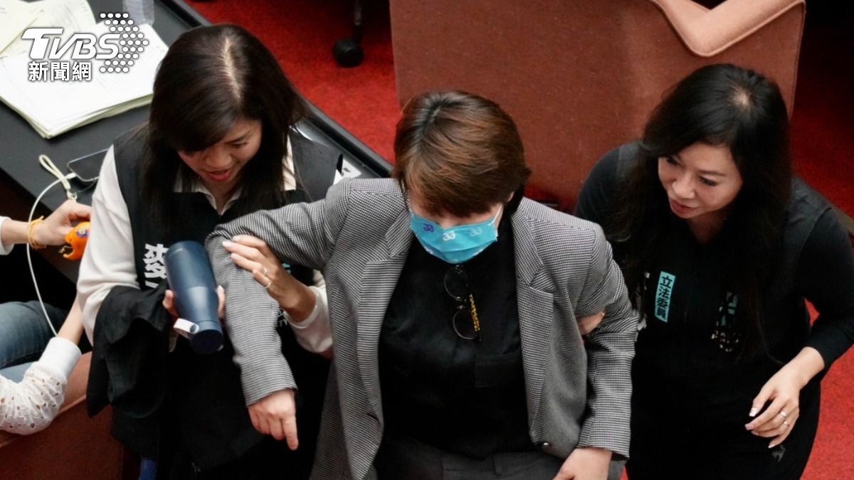 民眾黨立委黃珊珊也身體不適遭同黨立委麥玉珍架離場。(圖/區國強攝)