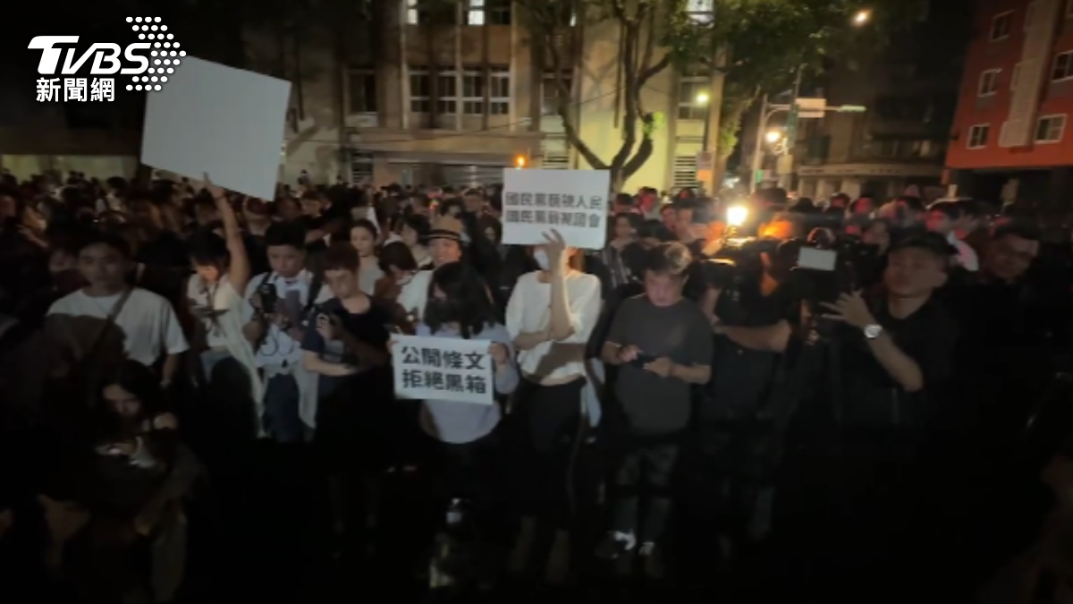 立法院外聚集抗議人潮,頗有當年太陽花學運意味。(圖/區國強攝)