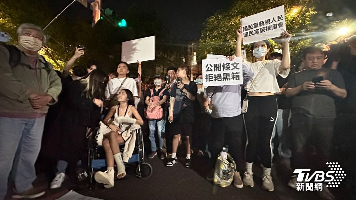 青年學生抗議藍白違反程序正義。(圖/區國強攝)