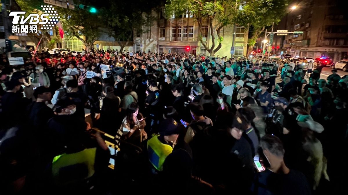 超過百人圍立院!青年高舉白紙喊「國民黨道歉」 警力出動備戰