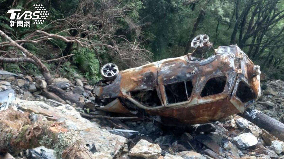 中橫懸崖現燒毀汽車!焦黑車殼下方一看 是失蹤近2個月男子遺體