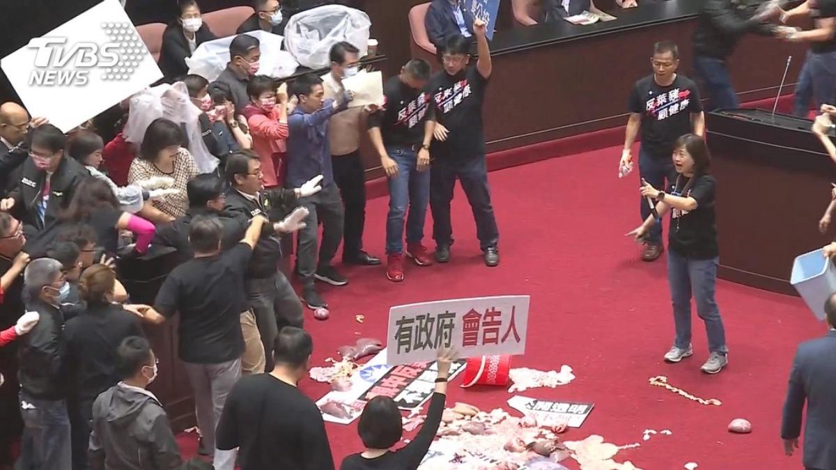 2020年的立法院衝突中,議場的紅地毯上散落豬心、豬腸、豬肺和其他殘留物。(圖/TVBS資料畫面)