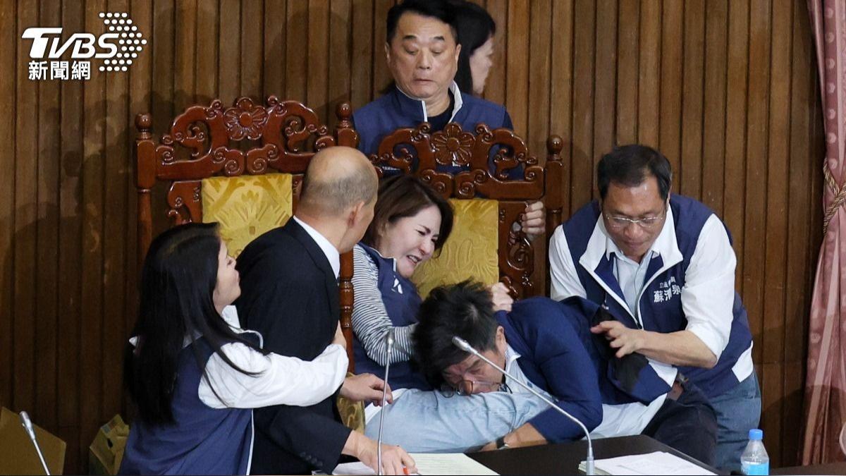《Telegraph》以「充滿活力的民主國家」稱呼台灣。(圖/TVBS)
