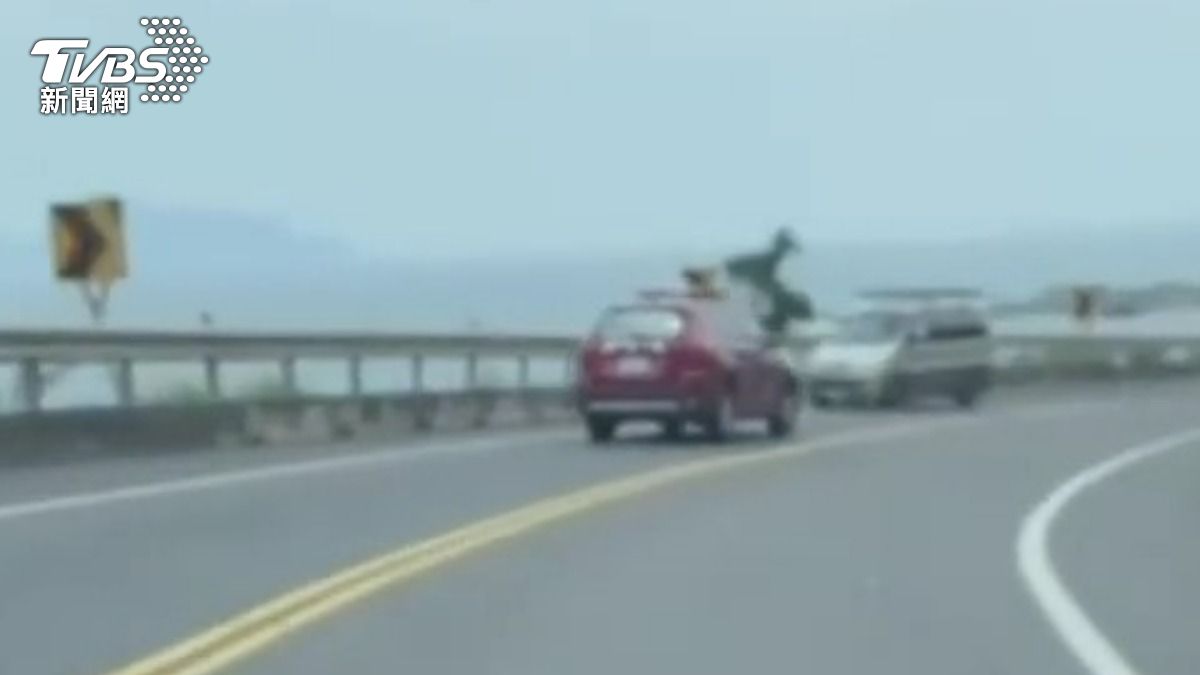新北「消防勘災車」突停路邊又逆向!自撞山壁釀1傷 恐怖畫面曝