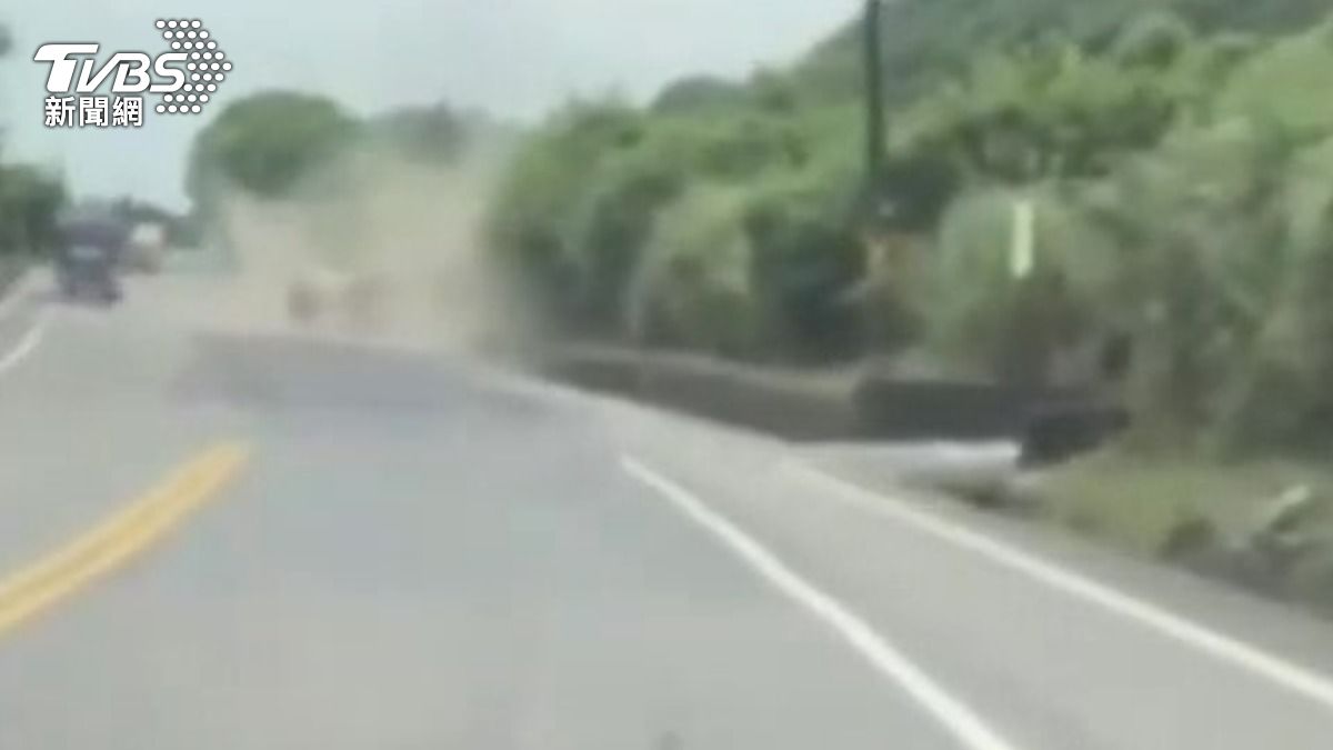 勘災車最後自撞外側山壁揚起大量煙塵。（圖／民眾提供）