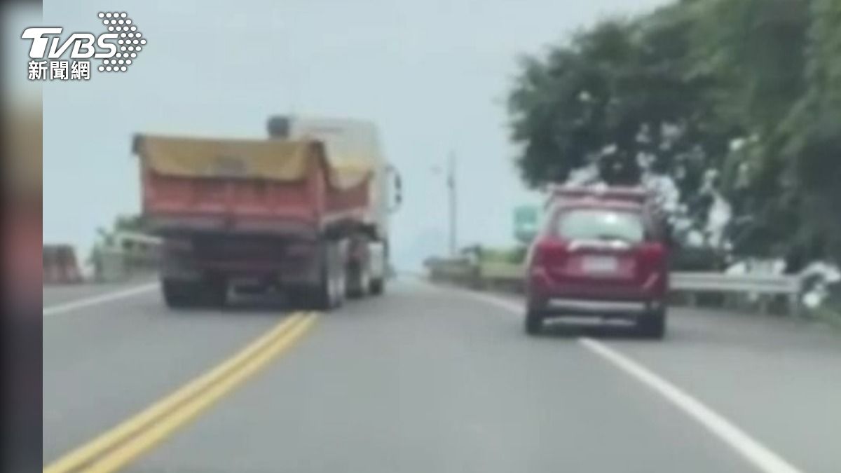 勘災車突停路中砂石車緊急閃避。（圖／民眾提供）