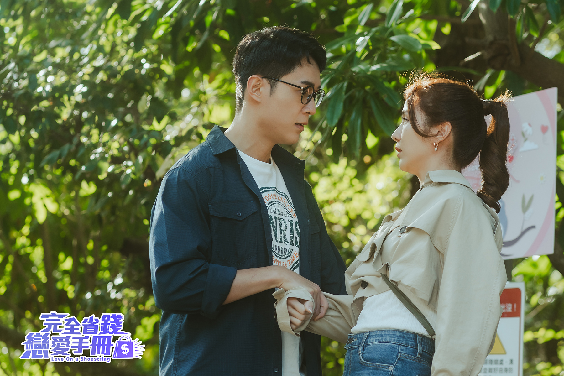 鄧偉德(左)及時抱住要跌倒的潘映竹。(圖/TVBS)