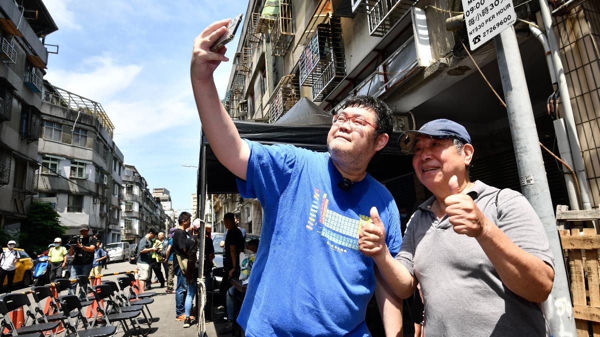 四叉貓借路權喊「到徐巧芯家打卡」 民眾自帶巧芯人形看板合影