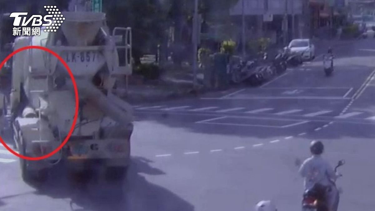 行人地獄!土城男走斑馬線 險遭水泥車輾過全身多處挫傷