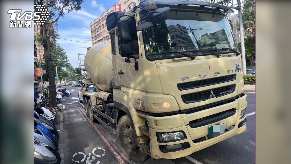肇事水泥車顯輾過行人。(圖/TVBS)