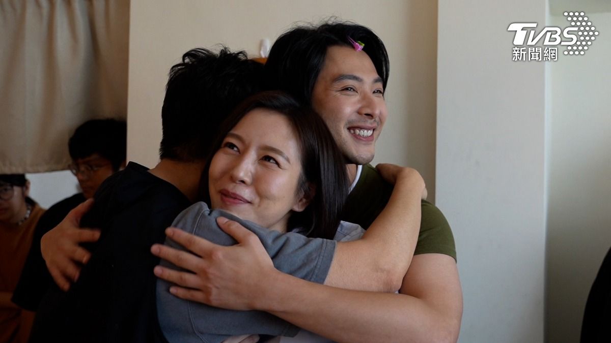 導演杜政哲(左)、劉品言(中)、連晨翔(右)感動相擁,畫面超溫馨。(圖/TVBS)