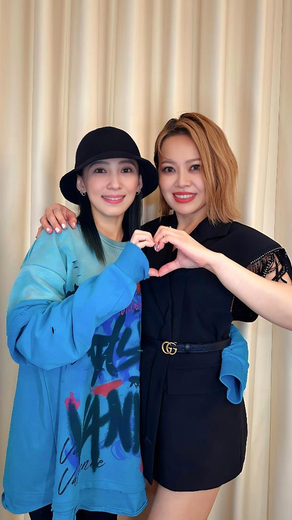 戴佩妮(左)幫戴愛玲寫新歌。(圖/這方娛樂提供)