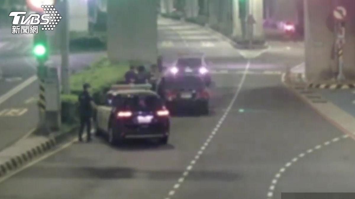 嫌犯車輛下橋後遭警方攔檢。(圖/TVBS)