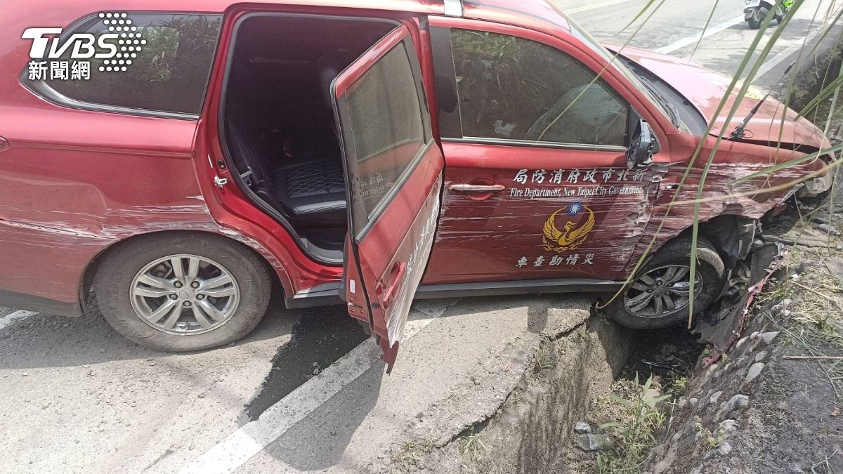 超危險!消防員疑精神不濟 一路逆向、蛇行直撞護欄卡水溝
